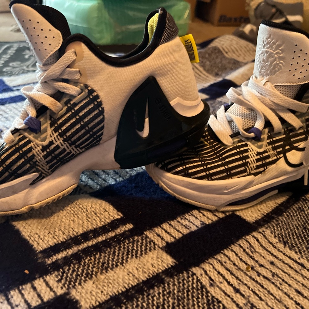 LeBron James H021 witness v.6 335360 Black and White Nikes